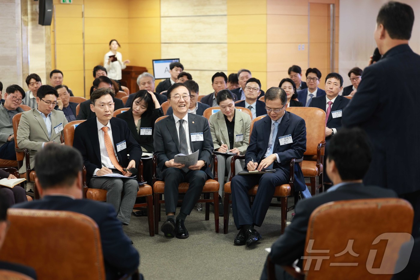 (서울=뉴스1) = 김윤덕 국토교통부 장관이 14일 오전 서울 강남구 건설회관에서 열린 주택건설업계 타운홀 미팅에서 참석자의 발언을 듣고 있다. (국토교통부 제공. 재판매 및 DB …