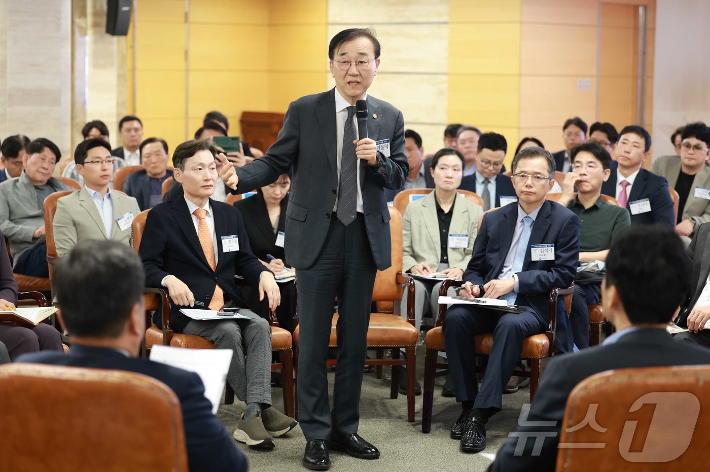 (서울=뉴스1) = 김윤덕 국토교통부 장관이 14일 오전 서울 강남구 건설회관에서 열린 주택건설업계 타운홀 미팅에서 발언을 하고 있다. (국토교통부 제공. 재판매 및 DB 금지) …