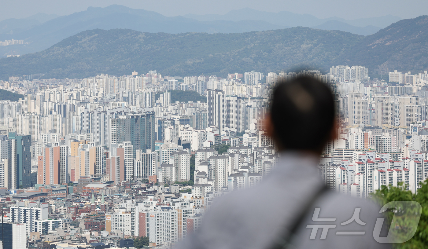 (서울=뉴스1) 이종수 인턴기자 = 한국부동산원이 14일 발표한 ‘5월 둘째 주(11일 기준) 주간 아파트 가격동향’에 따르면 서울 아파트 매매가격은 전주 대비 0.28% 상승하며 …