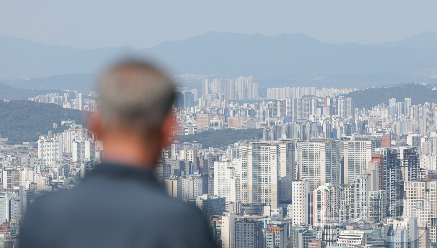 (서울=뉴스1) 이종수 인턴기자 = 한국부동산원이 14일 발표한 ‘5월 둘째 주(11일 기준) 주간 아파트 가격동향’에 따르면 서울 아파트 매매가격은 전주 대비 0.28% 상승하며 …