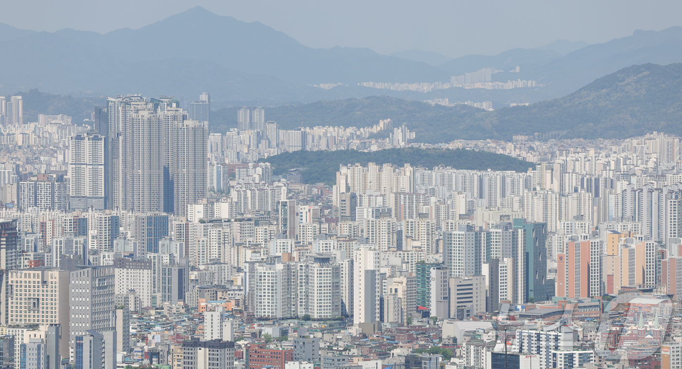 (서울=뉴스1) 이종수 인턴기자 = 한국부동산원이 14일 발표한 ‘5월 둘째 주(11일 기준) 주간 아파트 가격동향’에 따르면 서울 아파트 매매가격은 전주 대비 0.28% 상승하며 …