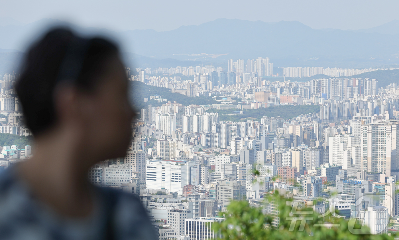 (서울=뉴스1) 이종수 인턴기자 = 한국부동산원이 14일 발표한 ‘5월 둘째 주(11일 기준) 주간 아파트 가격동향’에 따르면 서울 아파트 매매가격은 전주 대비 0.28% 상승하며 …
