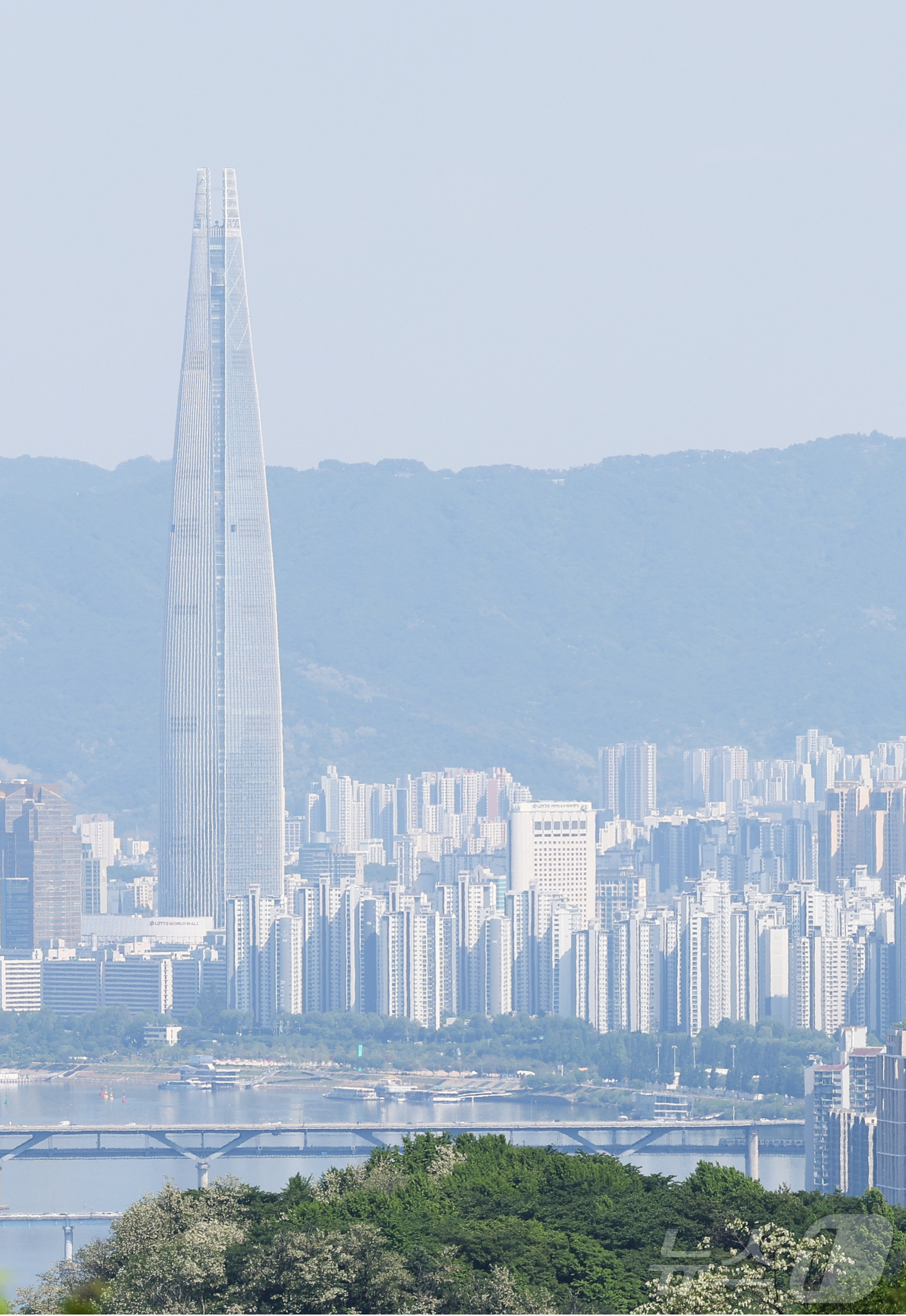 (서울=뉴스1) 이종수 인턴기자 = 한국부동산원이 14일 발표한 ‘5월 둘째 주(11일 기준) 주간 아파트 가격동향’에 따르면 서울 아파트 매매가격은 전주 대비 0.28% 상승하며 …