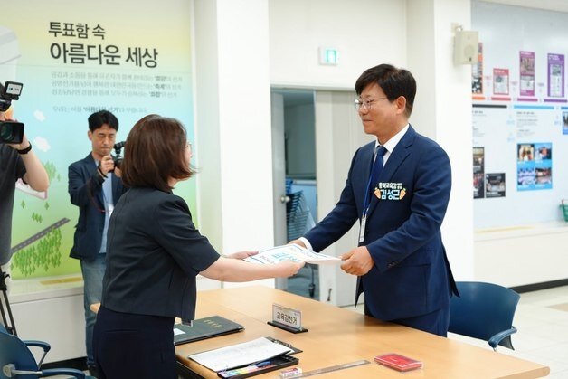 본문 이미지 - 김성근 충북교육감 선거 예비후보가 14일 충북선거관리위원회를 찾아 후보 등록을 하고 있다.(선거사무소 제공. 재판매 및 DB금지)/뉴스1