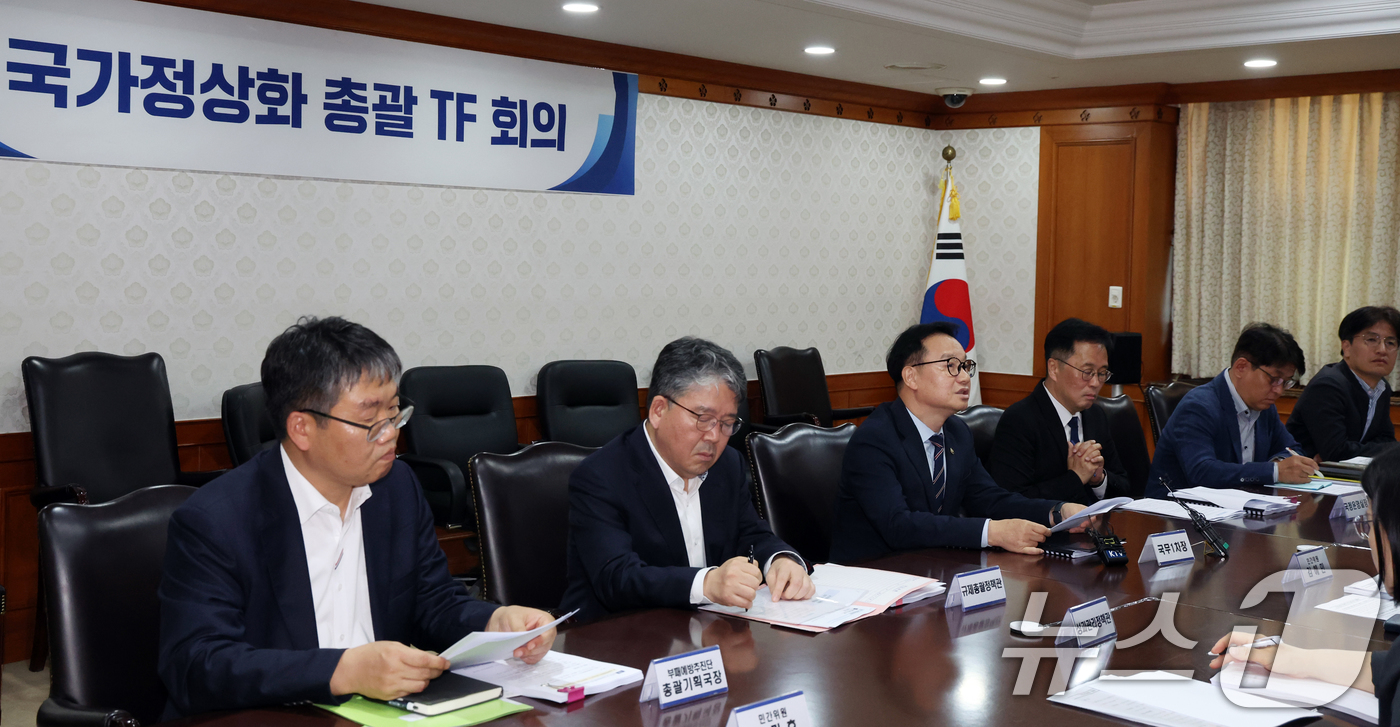 (서울=뉴스1) 김명섭 기자 = 김영수 국무조정실 1차장이 14일 오후 서울 종로구 세종대로 정부서울청사에서 열린 국가정상화 총괄 TF 회의에서 모두 발언을 하고 있다.  2026 …