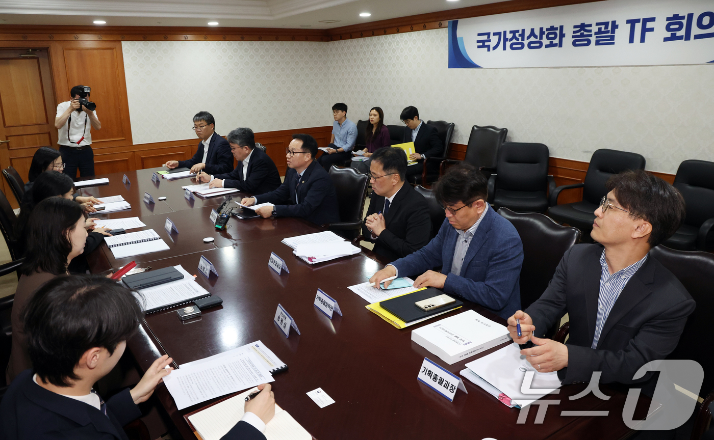 (서울=뉴스1) 김명섭 기자 = 김영수 국무조정실 1차장이 14일 오후 서울 종로구 세종대로 정부서울청사에서 열린 국가정상화 총괄 TF 회의에서 모두 발언을 하고 있다. 2026. …