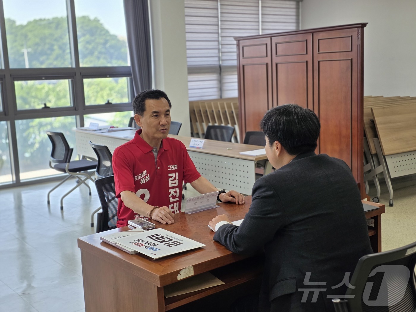 (춘천=뉴스1) 이종재 기자 = 김진태 국민의힘 강원특별자치도지사 후보가 14일 강원도선거관리위원회를 찾아 후보 등록을 하고 있다.(김진태후보캠프 제공. 재판매 및 DB금지)202 …