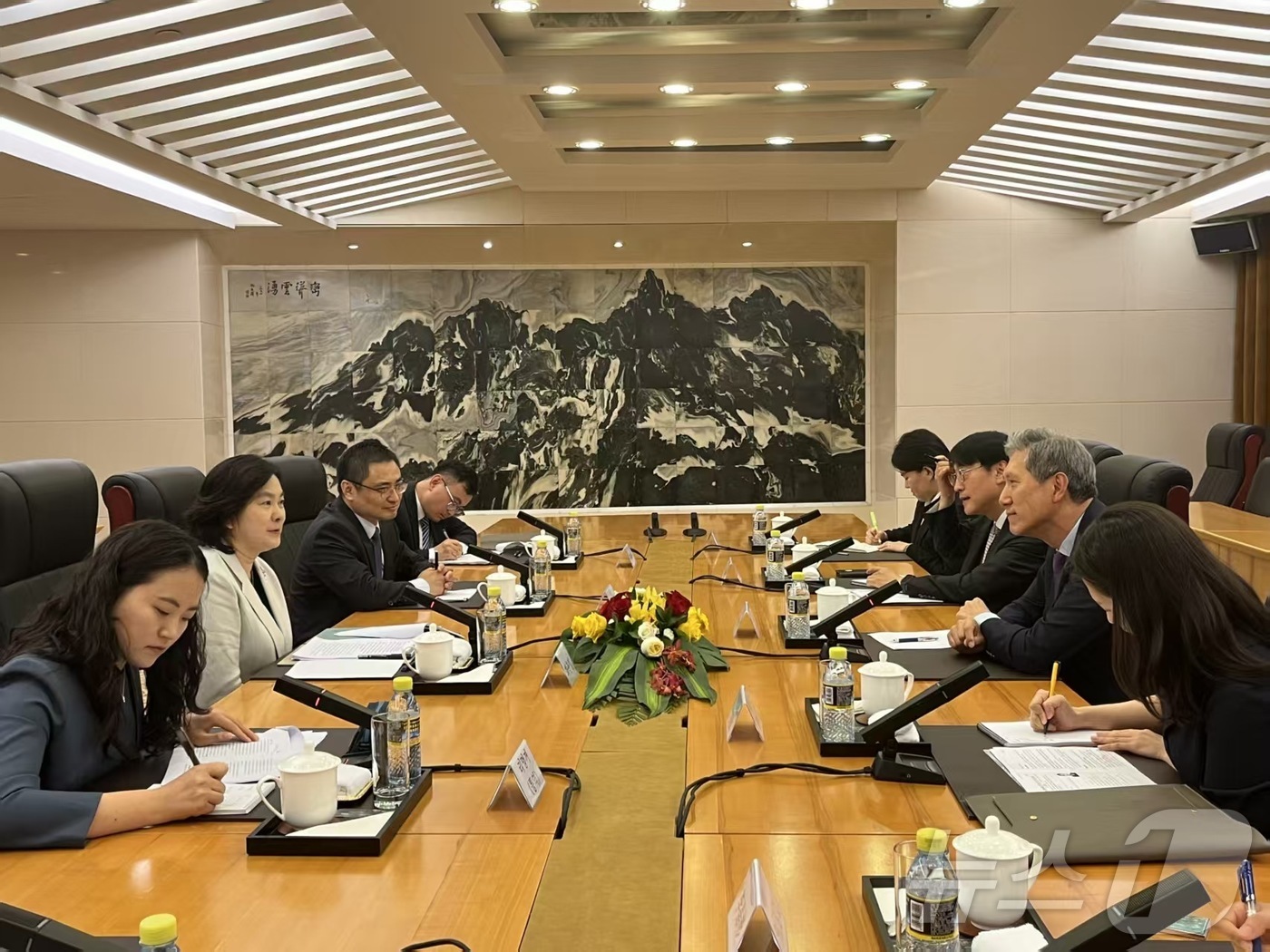 (베이징=뉴스1) 정은지 특파원 = 노재헌 주중 한국대사가 13일 중국 외교부에서 화춘잉 부부장과 면담하고 한중 관계 등에 대해 논의했다. (주중 한국대사관 제공)