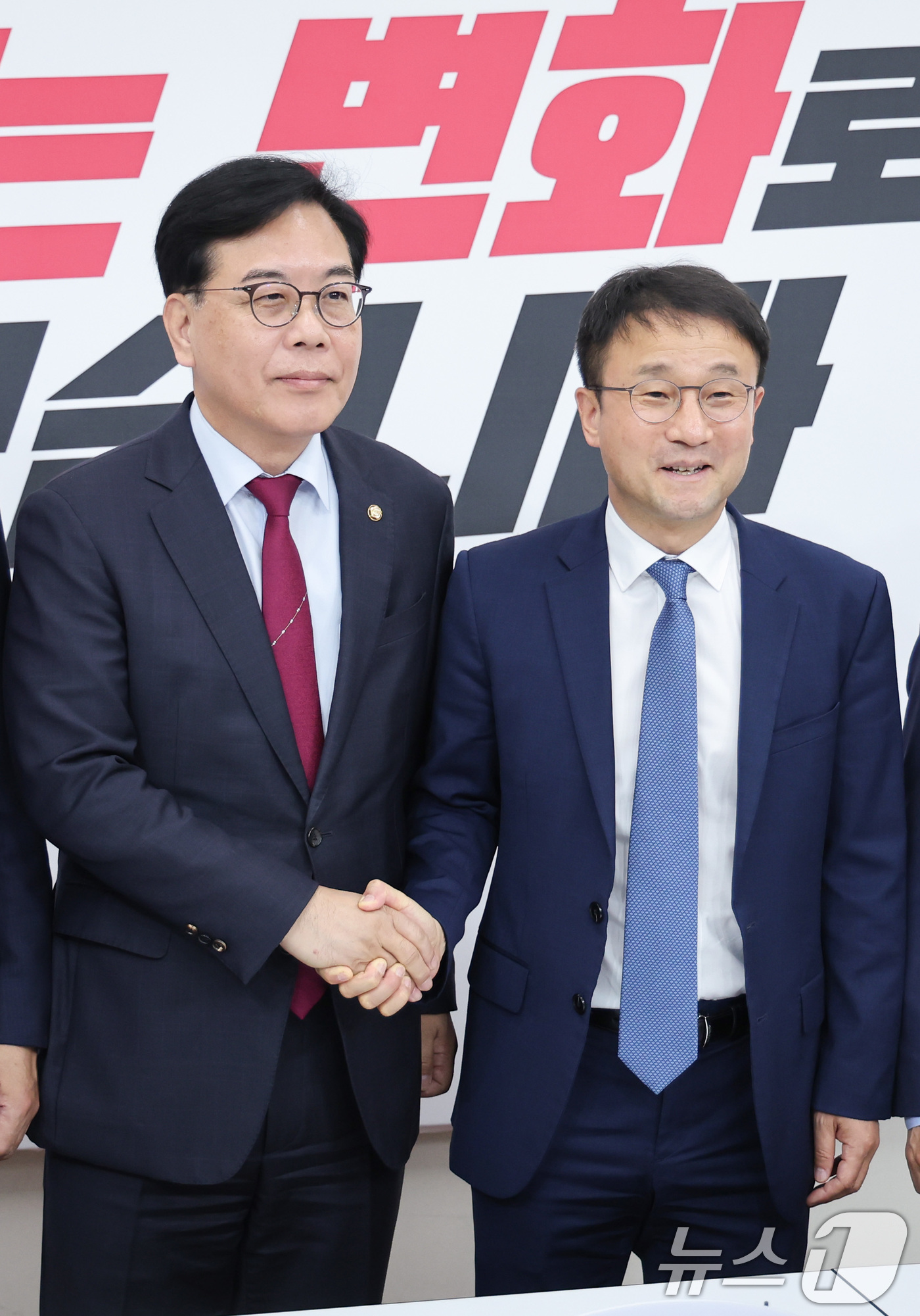 (서울=뉴스1) 신웅수 기자 = 연임된 한병도 더불어민주당 원내대표가 14일 서울 여의도 국회에서 송언석 국민의힘 원내대표를 예방하고 있다. 2026.5.14/뉴스1