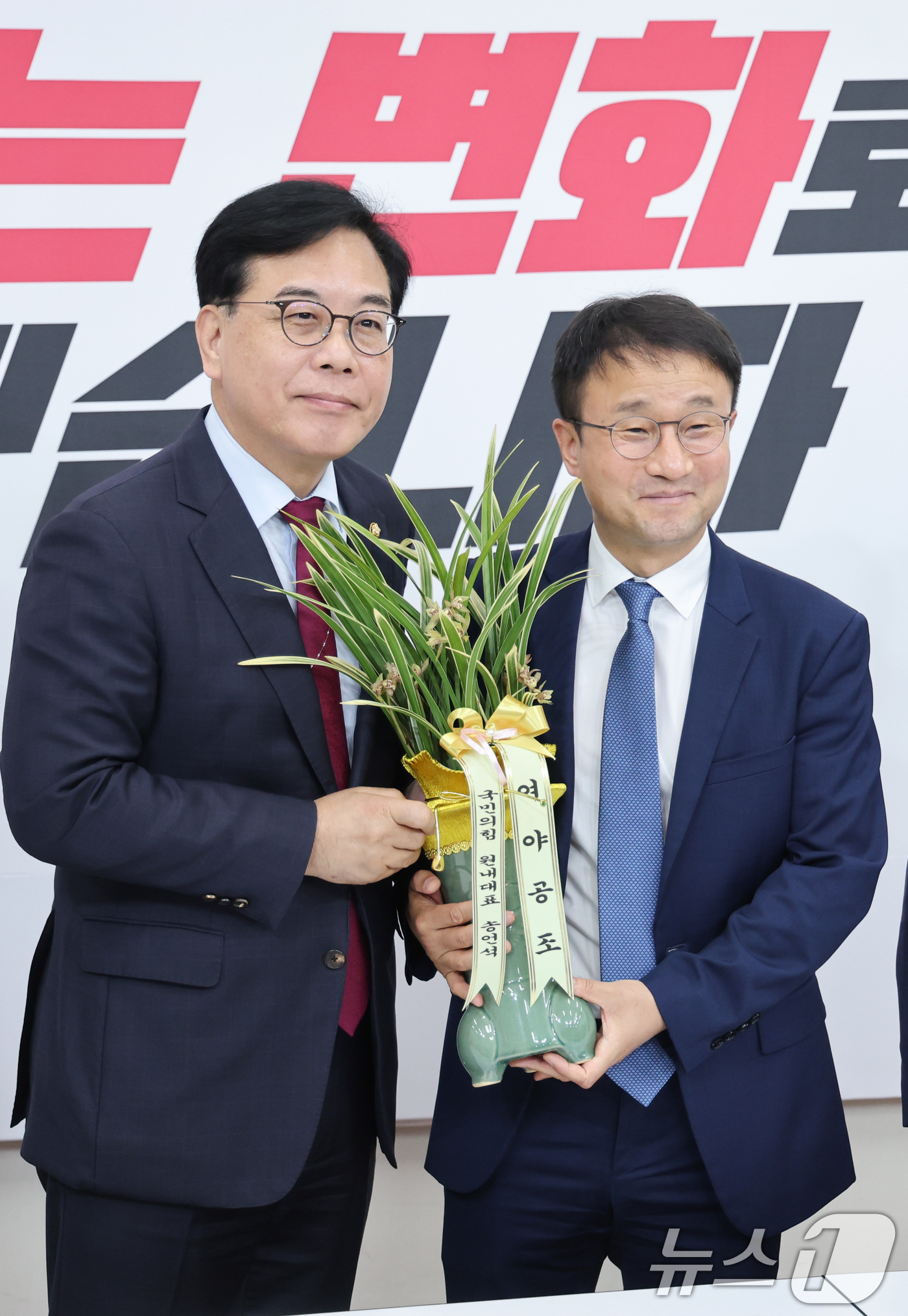 (서울=뉴스1) 신웅수 기자 = 연임된 한병도 더불어민주당 원내대표가 14일 서울 여의도 국회에서 송언석 국민의힘 원내대표를 예방하며 축하난을 선물받고 있다. 2026.5.14/뉴 …