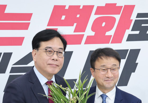 '여야공조' 적힌 난 선물받는 한병도