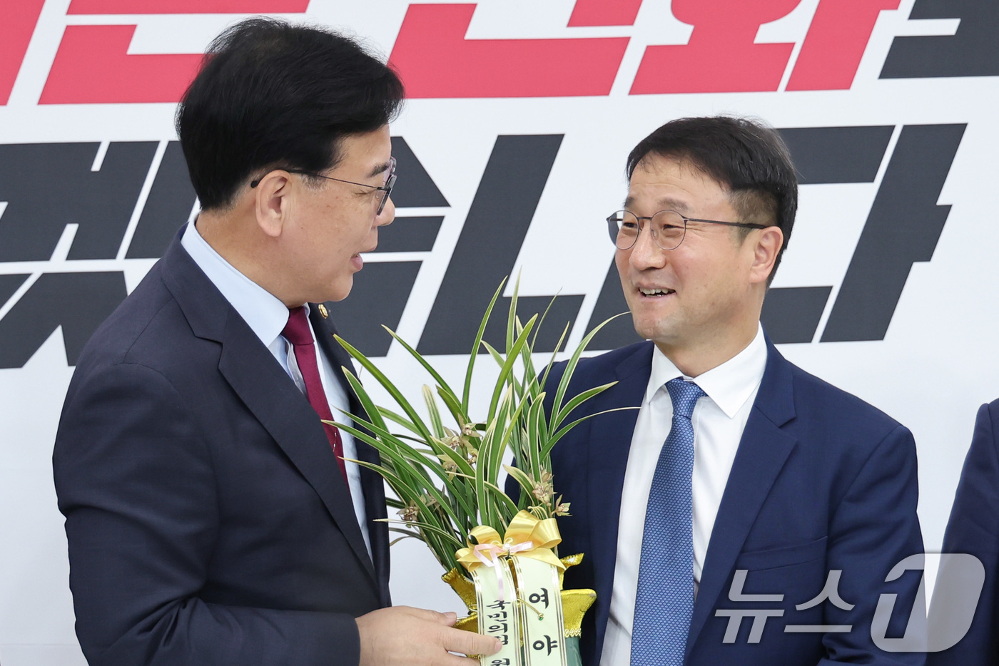 (서울=뉴스1) 신웅수 기자 = 연임된 한병도 더불어민주당 원내대표가 14일 서울 여의도 국회에서 송언석 국민의힘 원내대표를 예방하며 축하난을 선물받고 있다. 2026.5.14/뉴 …