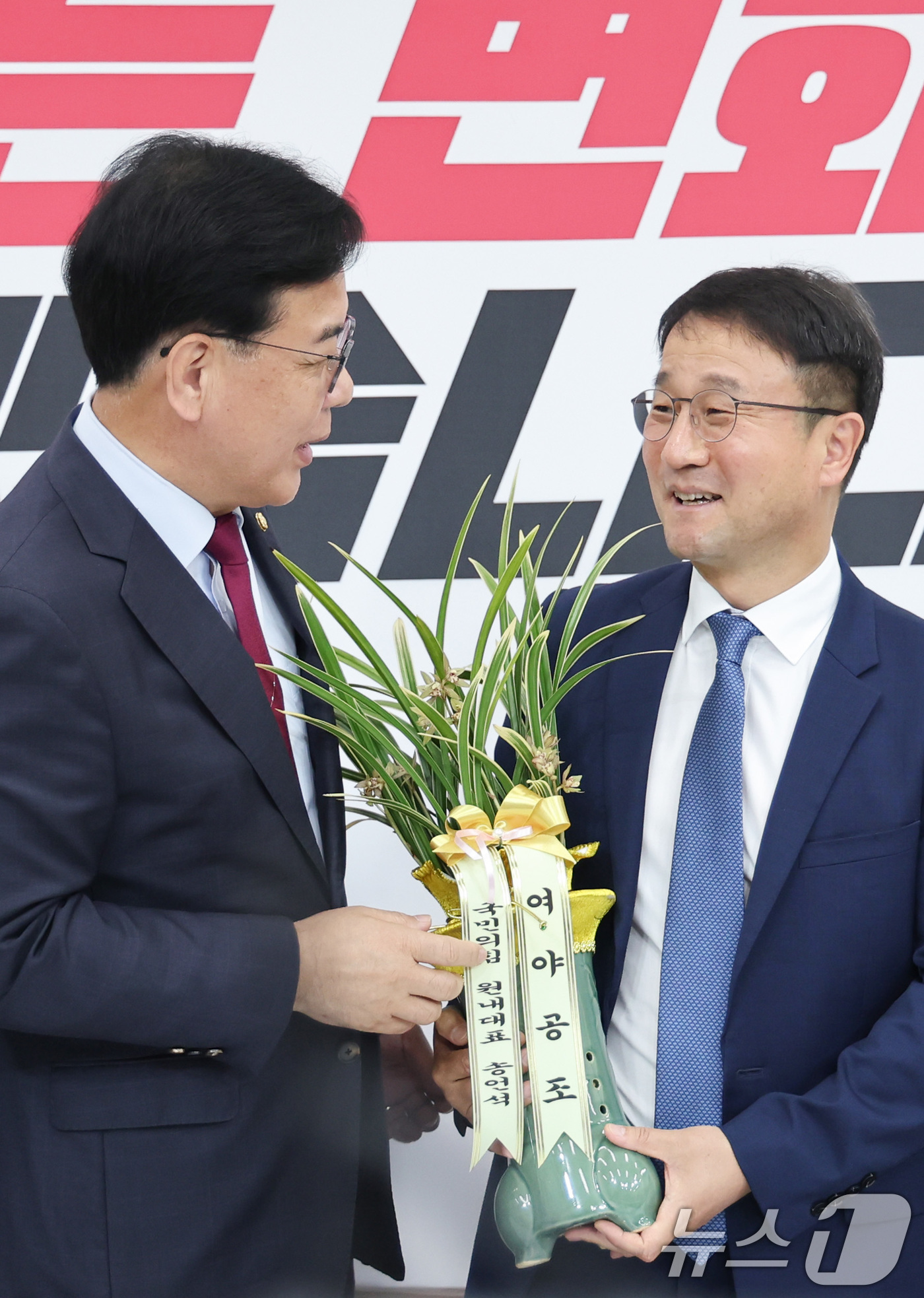 (서울=뉴스1) 신웅수 기자 = 연임된 한병도 더불어민주당 원내대표가 14일 서울 여의도 국회에서 송언석 국민의힘 원내대표를 예방하며 축하난을 선물받고 있다. 2026.5.14/뉴 …