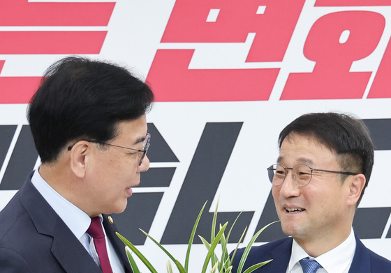 한병도 연임 축하하는 송언석 '여야공조'