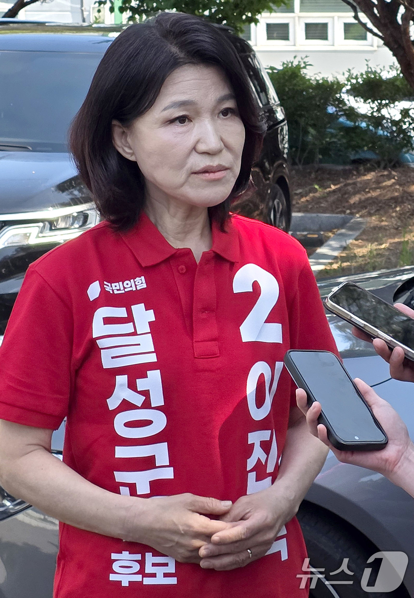 (대구=뉴스1) 공정식 기자 = 대구 달성군 국회의원 재보궐선거에 출마하는 이진숙 국민의힘 후보가 14일 오후 달성군선거관리위원회를 찾아 후보 등록을 마친 뒤 취재진 질문에 답하고 …