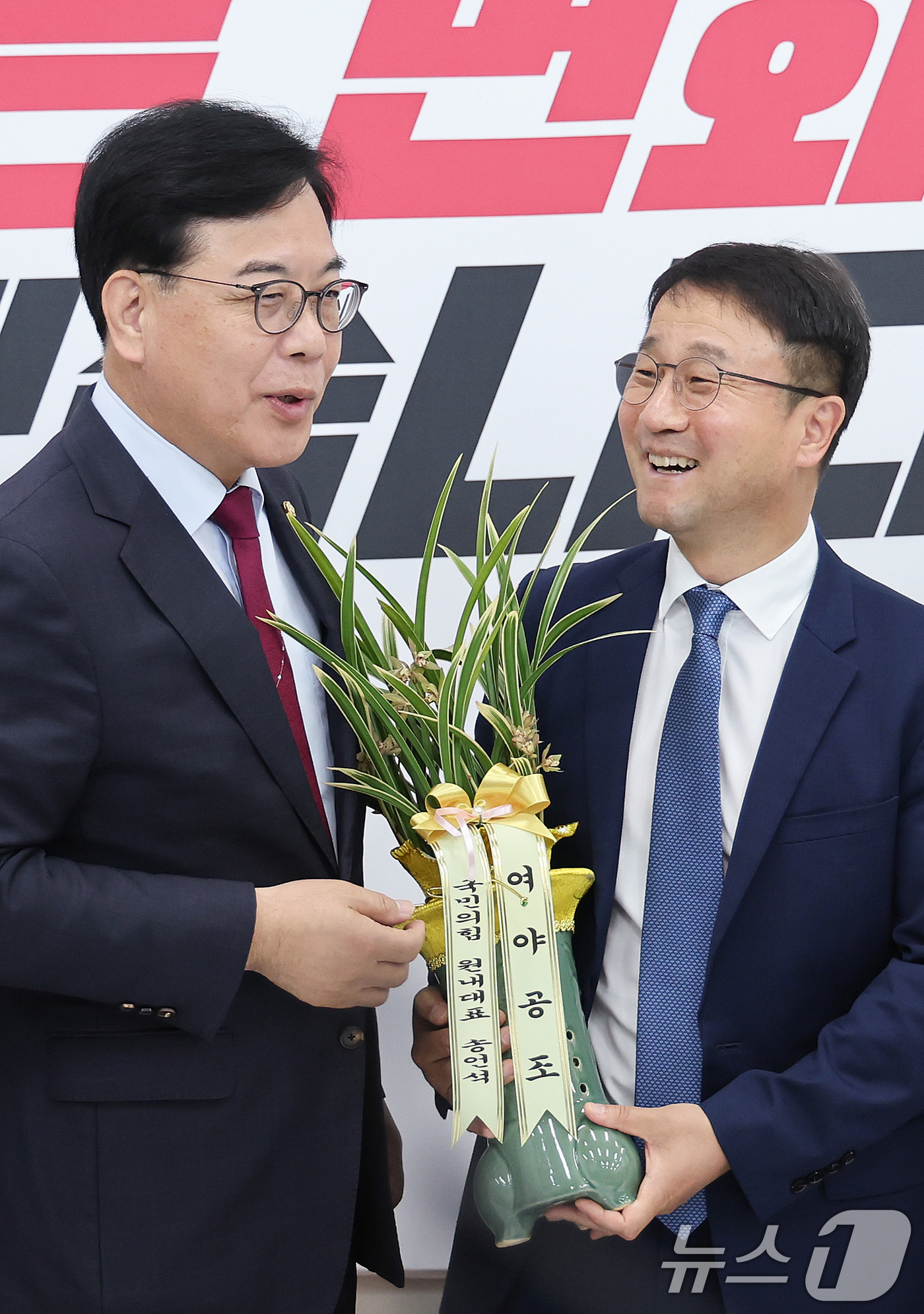 (서울=뉴스1) 신웅수 기자 = 연임된 한병도 더불어민주당 원내대표가 14일 서울 여의도 국회에서 송언석 국민의힘 원내대표를 예방하며 축하난을 선물받고 있다. 2026.5.14/뉴 …