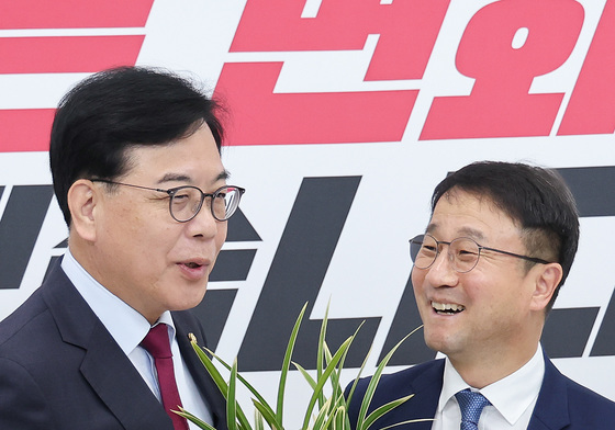 축하난 선물에 화기애애