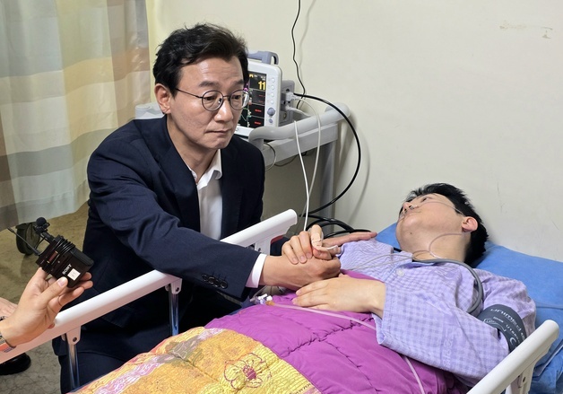 정이한 병문안한 전재수, 손 잡고 위로…"토론 기회 있어야"