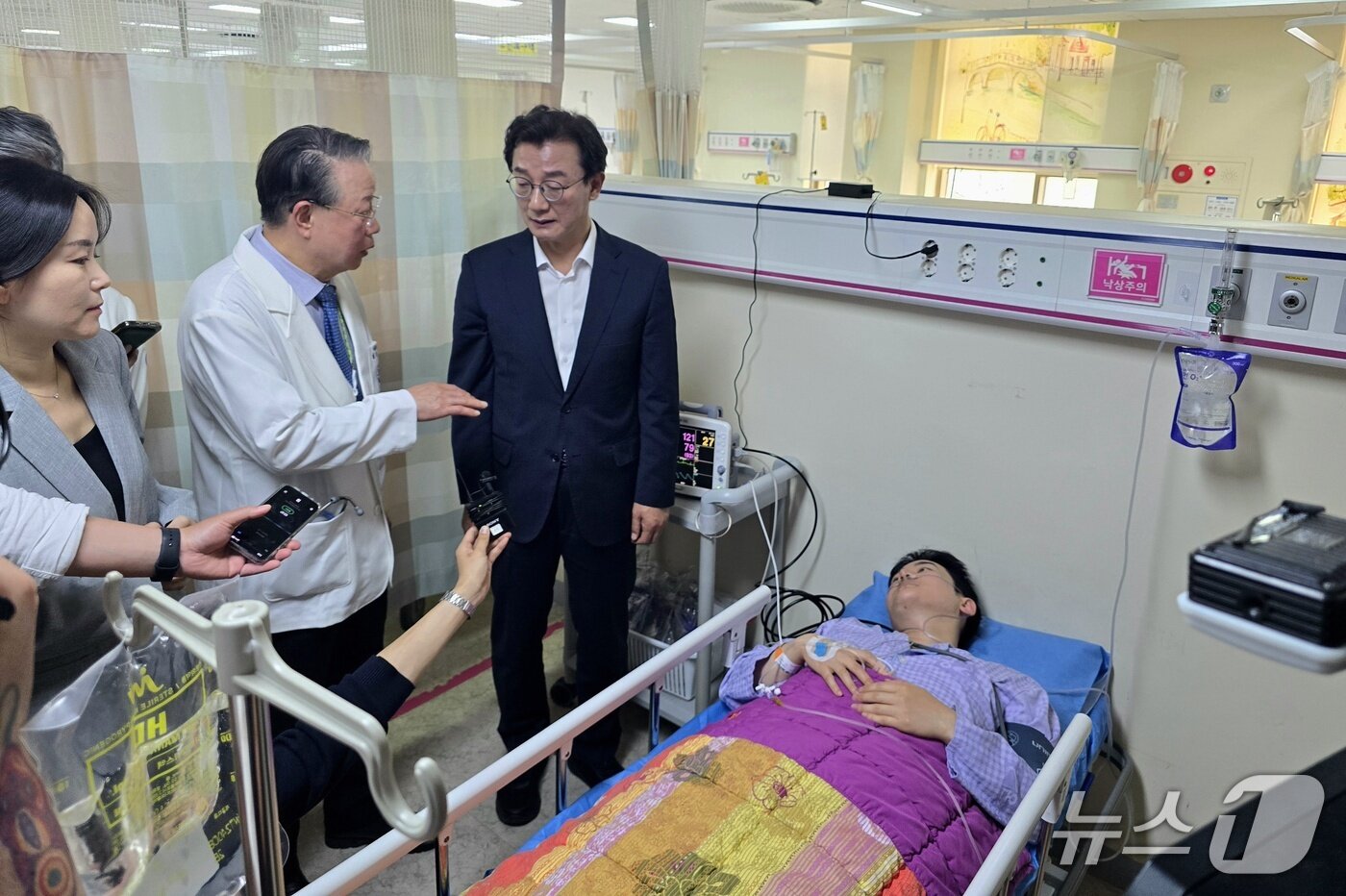 본문 이미지 - 전재수 후보가 의료진으로부터 정이한 후보의 건강상태에 대해 설명을 듣고 있다.2026.5.14 ⓒ 뉴스1 이주현 기자