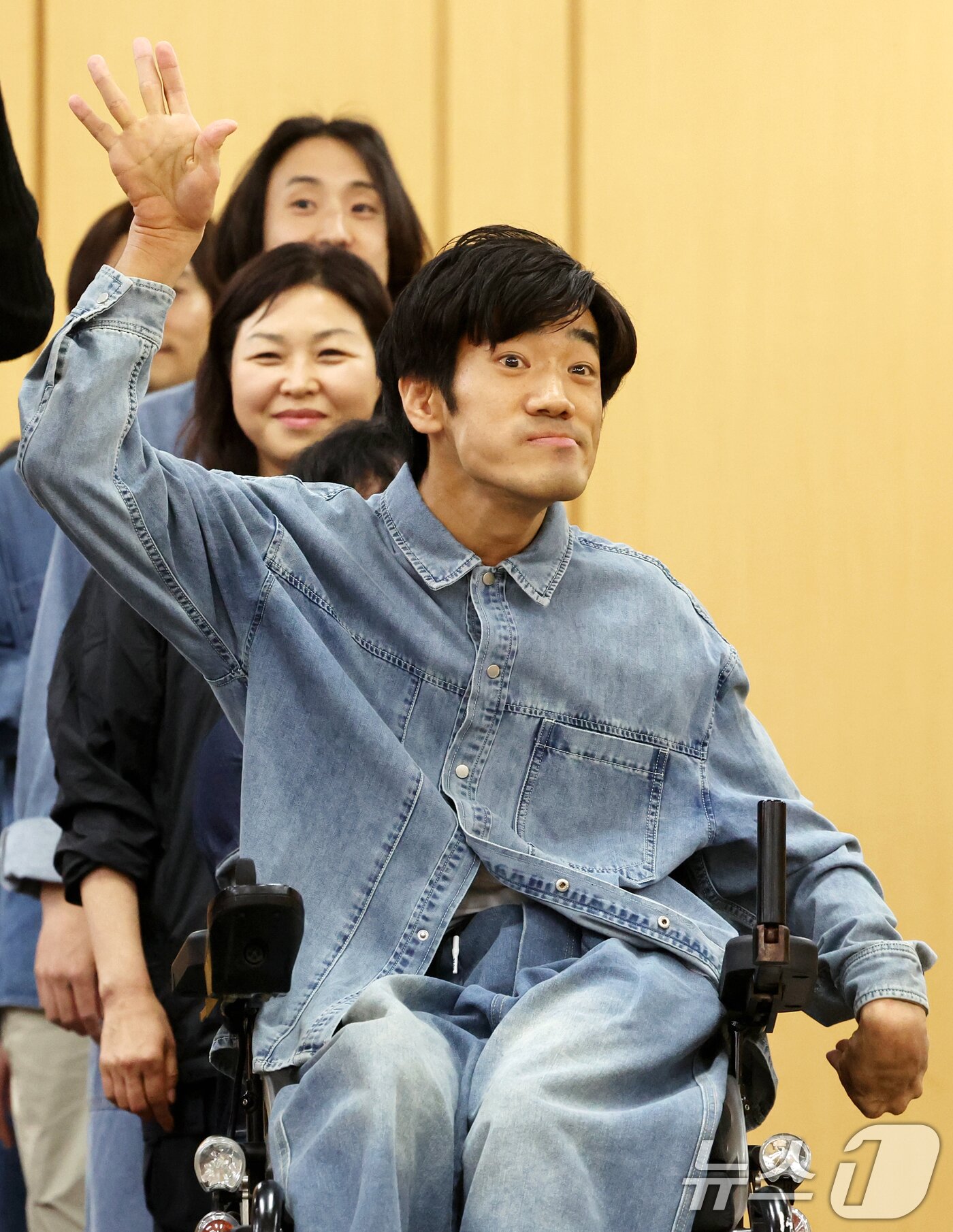 본문 이미지 - 배우 하지성이 14일 오후 서울 중구 국립극장 뜰아래연습장에서 열린 연극 ‘당신 좋을대로’ 라운드인터뷰에서 작품 일부 장면을 시연하고 있다. 셰익스피어 희극 ‘As You Like It’를 재해석한 작품으로 장애·비장애 배우의 신체적 특성과 표현 방식을 살린 코미디극이다. 2026.5.14 ⓒ 뉴스1 조연우 인턴기자