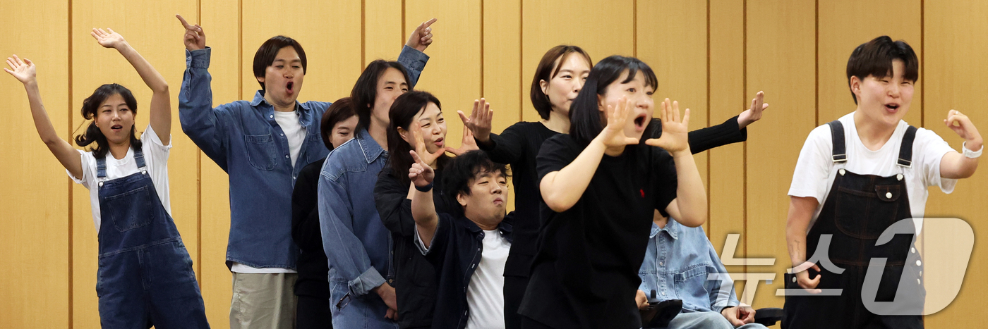 (서울=뉴스1) 조연우 인턴기자 = 배우들이 14일 오후 서울 중구 국립극장 뜰아래연습장에서 열린 연극 ‘당신 좋을대로’ 라운드인터뷰에서 작품 일부 장면을 시연하고 있다. 셰익스피 …