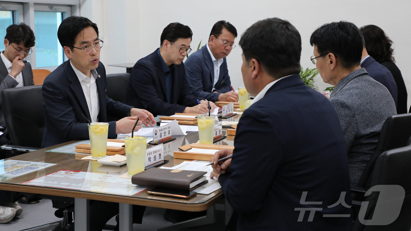 (서울=뉴스1) = 김민재 행정안전부 차관이 14일 오후 충남 공주시 옥룡동 행정복지센터를 방문해 고유가 피해지원금 2차 지급 준비 현장을 점검하고 발언을 하고 있다. (행정안전부 …