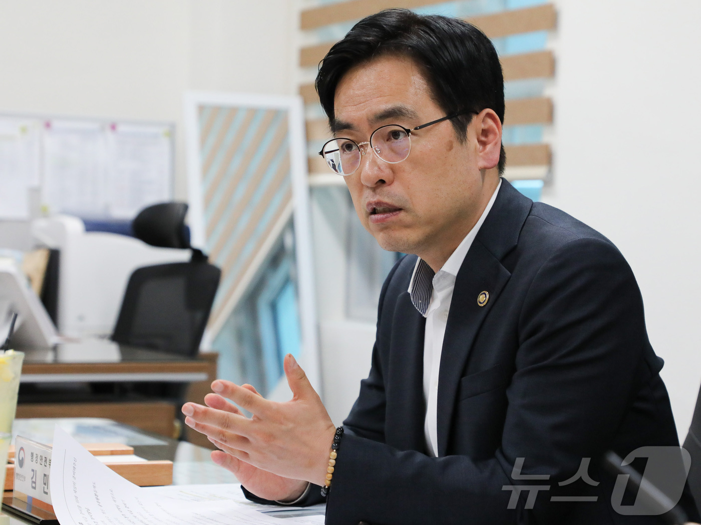 (서울=뉴스1) = 김민재 행정안전부 차관이 14일 오후 충남 공주시 옥룡동 행정복지센터를 방문해 고유가 피해지원금 2차 지급 준비 현장을 점검하고 발언을 하고 있다. (행정안전부 …