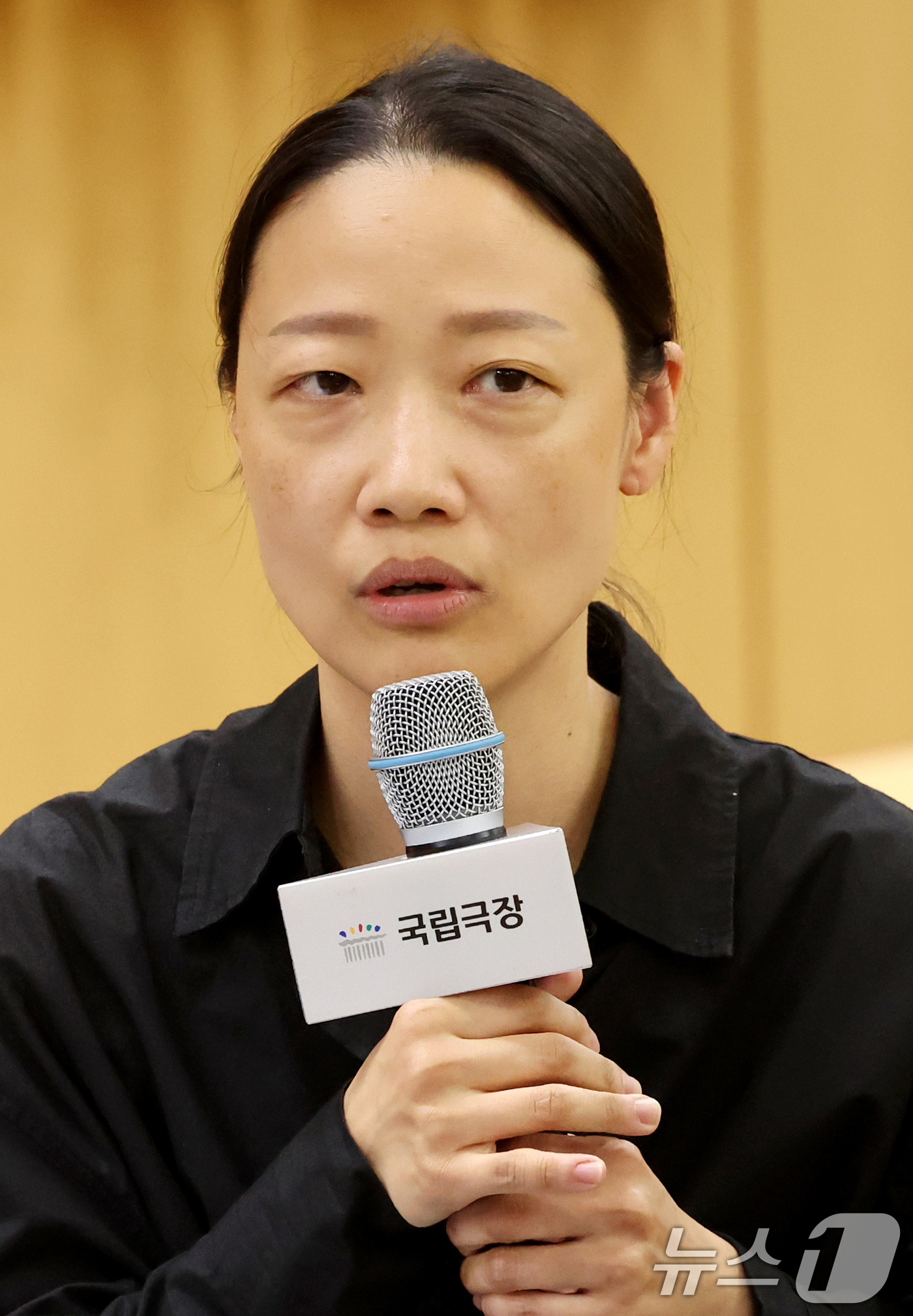 (서울=뉴스1) 조연우 인턴기자 = 박지혜 연출가가 14일 오후 서울 중구 국립극장 뜰아래연습장에서 열린 연극 ‘당신 좋을대로’ 라운드인터뷰에서 작품에 대해 설명하고 있다. 셰익스 …