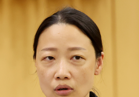작품 설명하는 박지혜 연출가