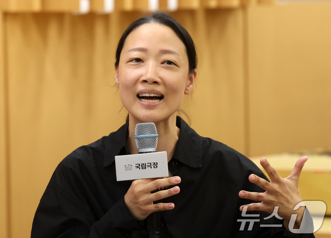 (서울=뉴스1) 조연우 인턴기자 = 박지혜 연출가가 14일 오후 서울 중구 국립극장 뜰아래연습장에서 열린 연극 ‘당신 좋을대로’ 라운드인터뷰에서 작품에 대해 설명하고 있다. 셰익스 …