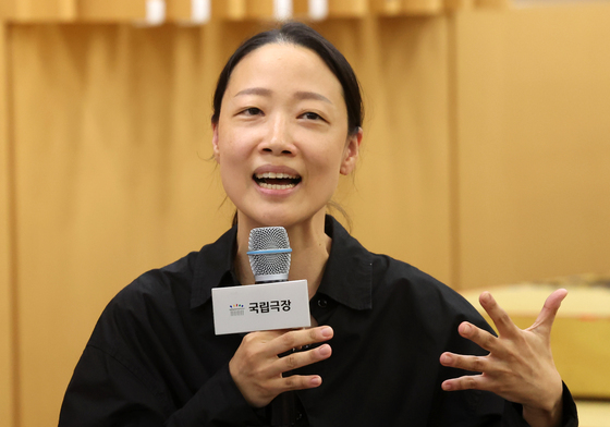 "400년의 생명력…셰익스피어 희극, 감각·직설적 언어로 바꿨죠"