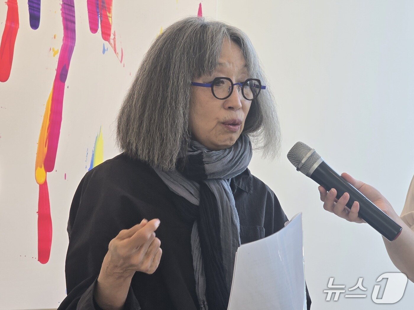 본문 이미지 - 14일 윤희 작가가 '개인전 '임프라버제이션'(Improvisation, 즉흥)이 개최되는 리안갤러리 서울에서 기자 간담회를 진행하고 있다. ⓒ 뉴스1 김정한 기자
