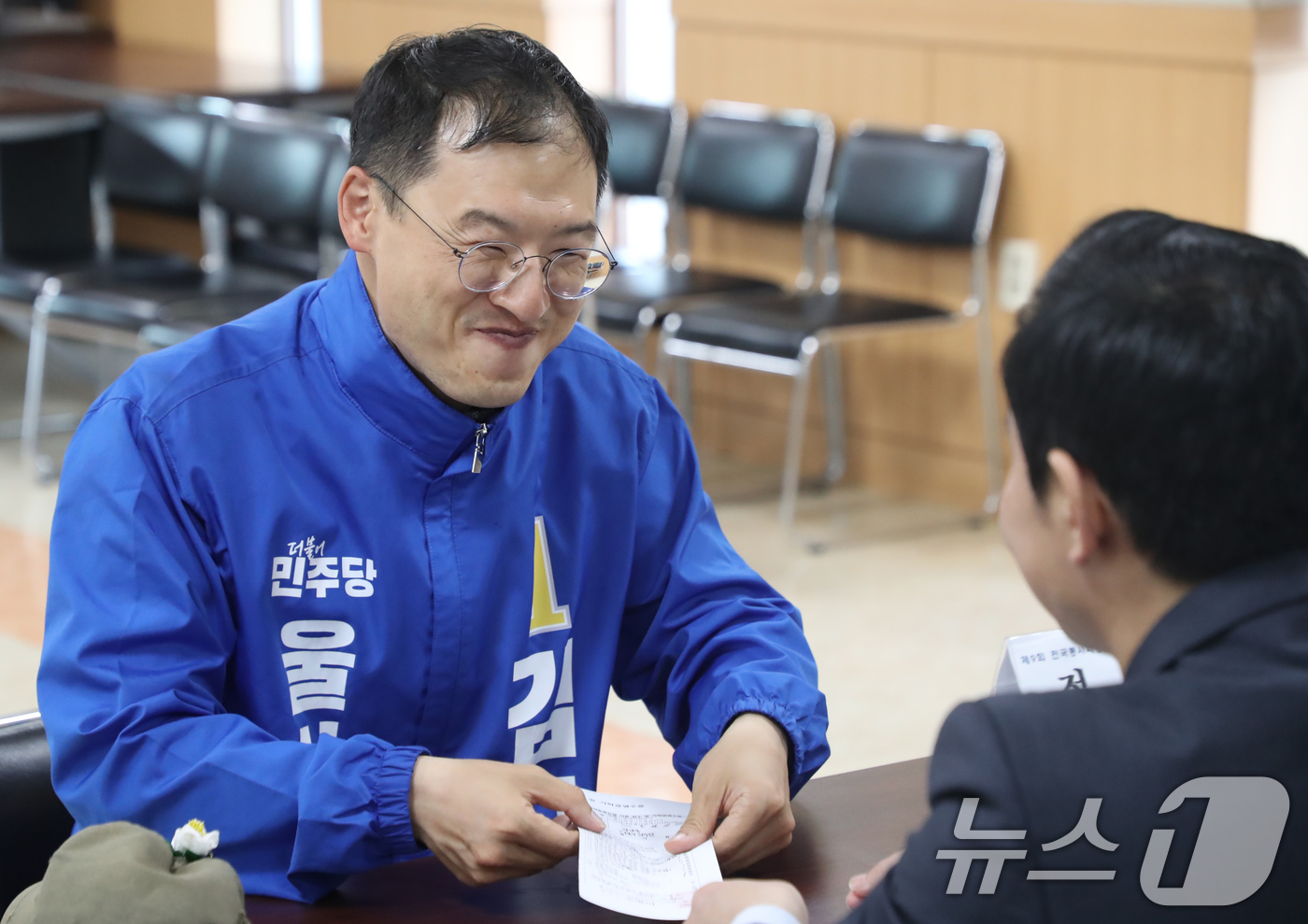 (울산=뉴스1) 조민주 기자 = 김상욱 더불어민주당 울산시장 후보가 14일 울산 중구 울산시선거관리위원회에서 6·3 지방선거 울산시장 후보자 등록을 하고 있다.  2026.5.14 …