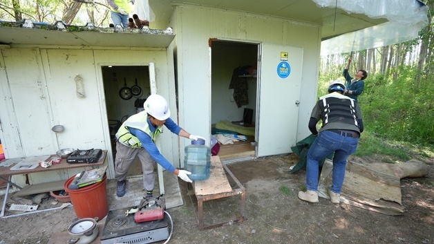 LPG 가스통 연결해 숙식 해결…의암호 낚시꾼 불법 쉼터 강제 철거