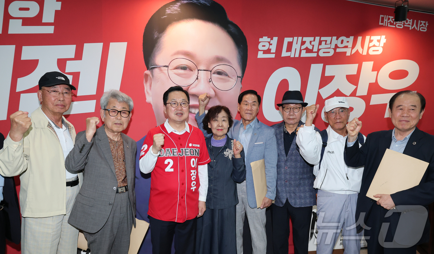 (대전=뉴스1) 김기태 기자 = 이장우 국민의힘 대전시장 후보가 14일 선거사무소에서 지지자들과 포즈를 취하고 있다. 2026.5.14/뉴스1