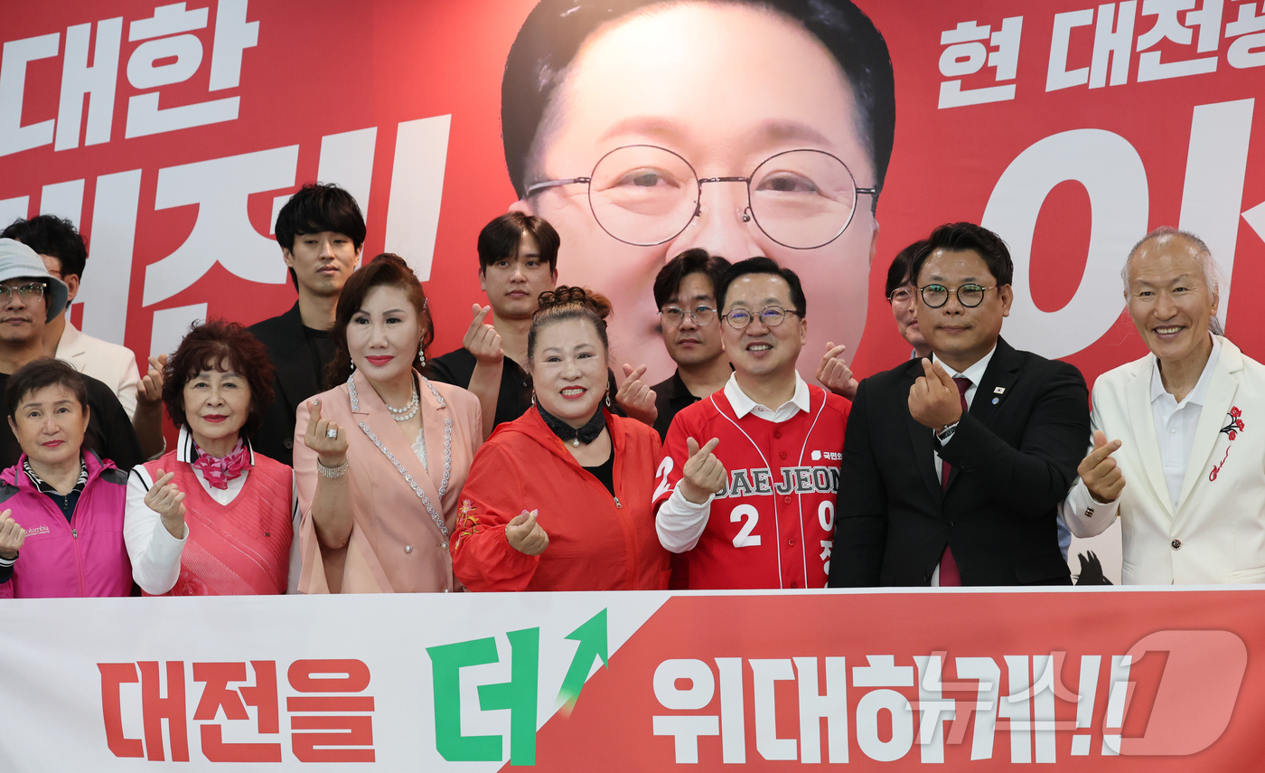 (대전=뉴스1) 김기태 기자 = 이장우 국민의힘 대전시장 후보가 14일 선거사무소에서 지지자들과 포즈를 취하고 있다. 2026.5.14/뉴스1