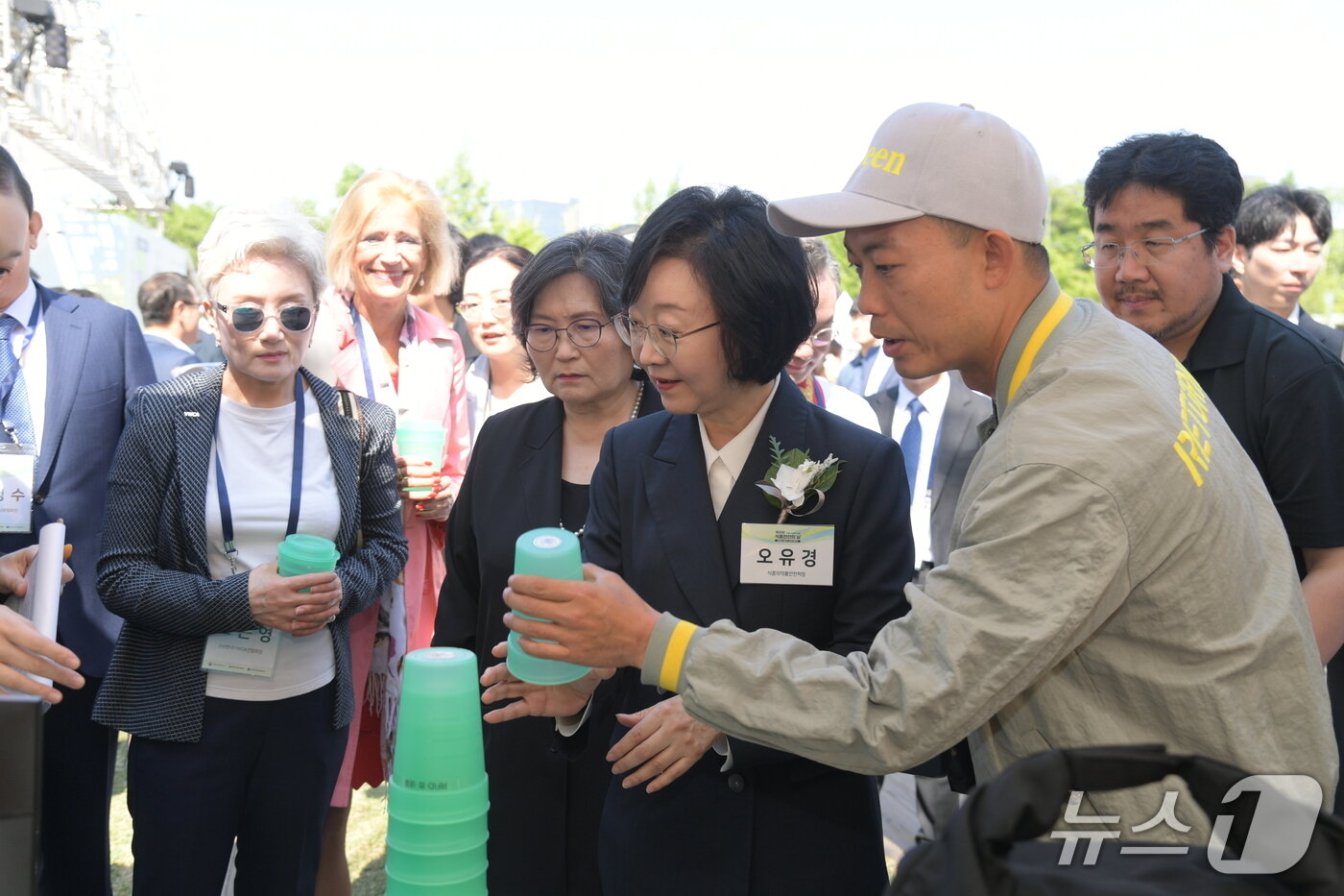 본문 이미지 - 식품의약품안전처는 중동전쟁 여파로 일회용 플라스틱 기구·용기 수급 우려가 제기되며 최근 다회용기 사용이 증가한 데 따라 용기 세척 업체의 안전관리도 돕고 있다.(식품의약품안전처 제공)