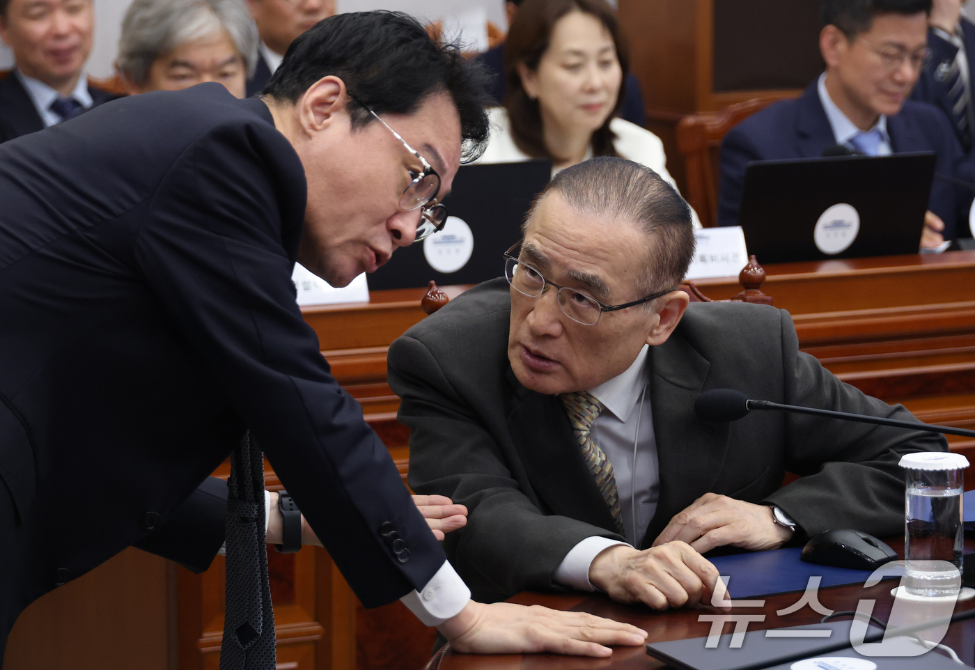 (서울=뉴스1) 허경 기자 = 위성락 국가안보실장과 이규연 홍보소통수석이 14일 청와대에서 열린 수석보좌관회의에 앞서 대화하고 있다. (청와대통신사진기자단) 2026.5.14/뉴스 …