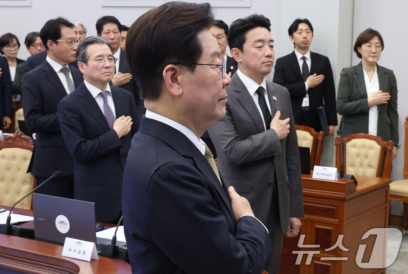 (서울=뉴스1) 허경 기자 = 이재명 대통령이 14일 청와대에서 열린 수석보좌관회의에서 국민의례를 하고 있다. (청와대통신사진기자단) 2026.5.14/뉴스1