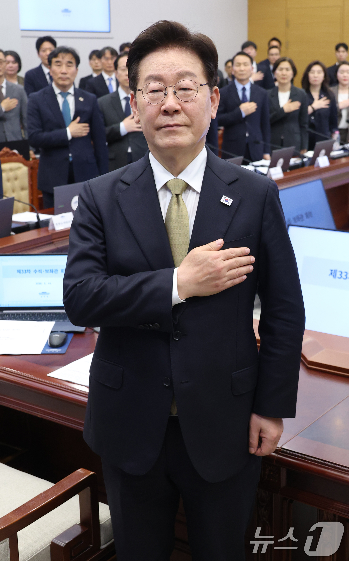 (서울=뉴스1) 허경 기자 = 이재명 대통령이 14일 청와대에서 열린 수석보좌관회의에서 국민의례를 하고 있다. (청와대통신사진기자단) 2026.5.14/뉴스1