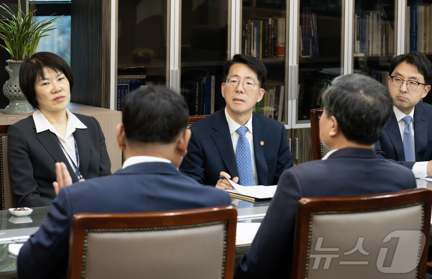 (서울=뉴스1) = 황종우 해양수산부 장관이 14일 부산 해양수산부 본관에서 선원 관련 유관단체장과 간담회를 갖고 있다. (해양수산부 제공. 재판매 및 DB 금지) 2026.5.1 …