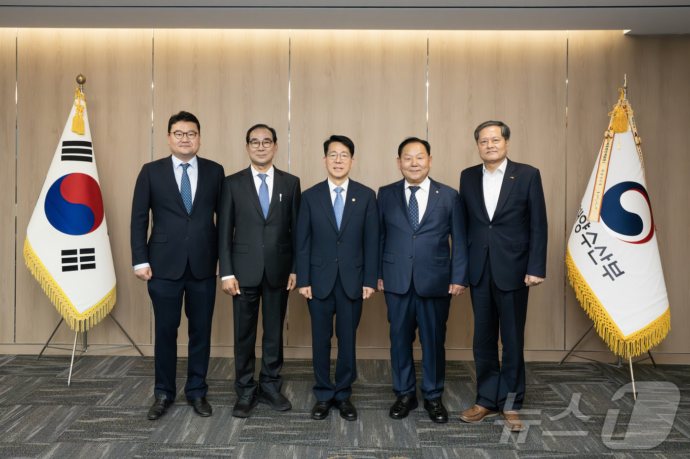 (서울=뉴스1) = 황종우 해양수산부 장관이 14일 부산 해양수산부 본관에서 열린 선원 관련 유관단체장과 간담회에서 기념촬영을 하고 있다. (해양수산부 제공. 재판매 및 DB 금지 …
