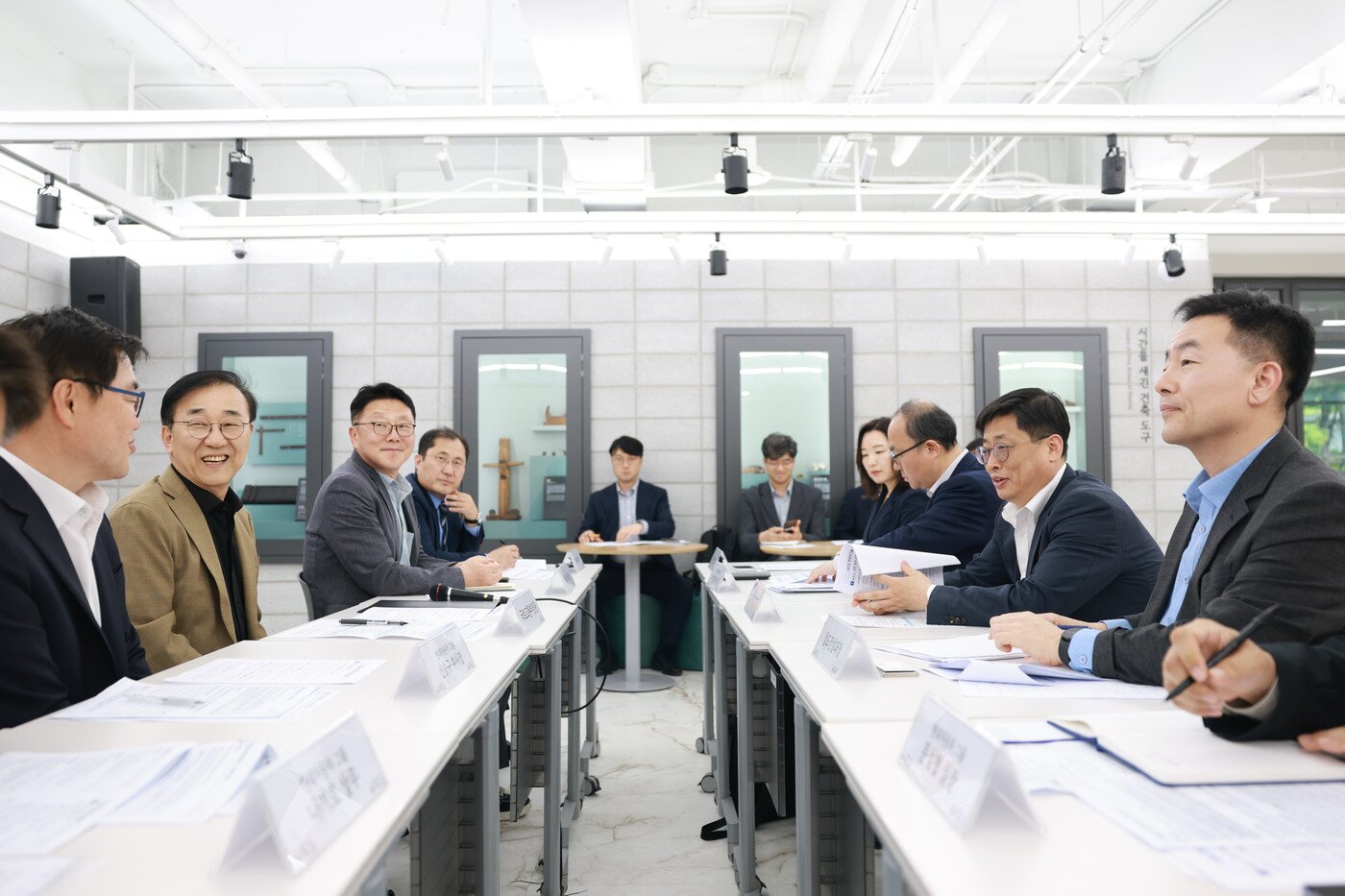 본문 이미지 - 김윤덕 국토교통부 장관이 14일 국토발전전시관에서 현대차그룹과 '새만금 투자지원 TF' 회의를 주재하고 있다(국토교통부 제공).ⓒ 뉴스1