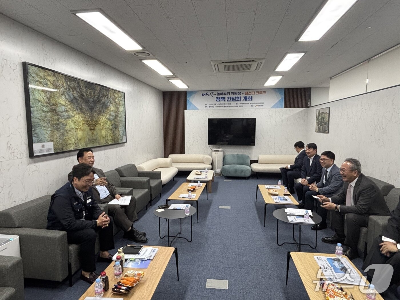 본문 이미지 - 14일 부산항국제여객터미널에서 열린 팬스타그룹과 어기구 위원장의 정책간담회 모습.2026.5.14 ⓒ 뉴스1 홍윤 기자