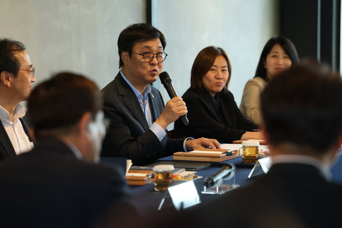 본문 이미지 - 문화체육관광부가 청학서점을 비롯해 밀양 지역서점 대표들과 책방 생태계 지원 방안을 논의했다. 최휘영 장관은 14일 청학서점 삼문점에서 학교 도서 구매, 도서정가제, 베스트셀러 물량 배분 등 현장 의견을 들었다.