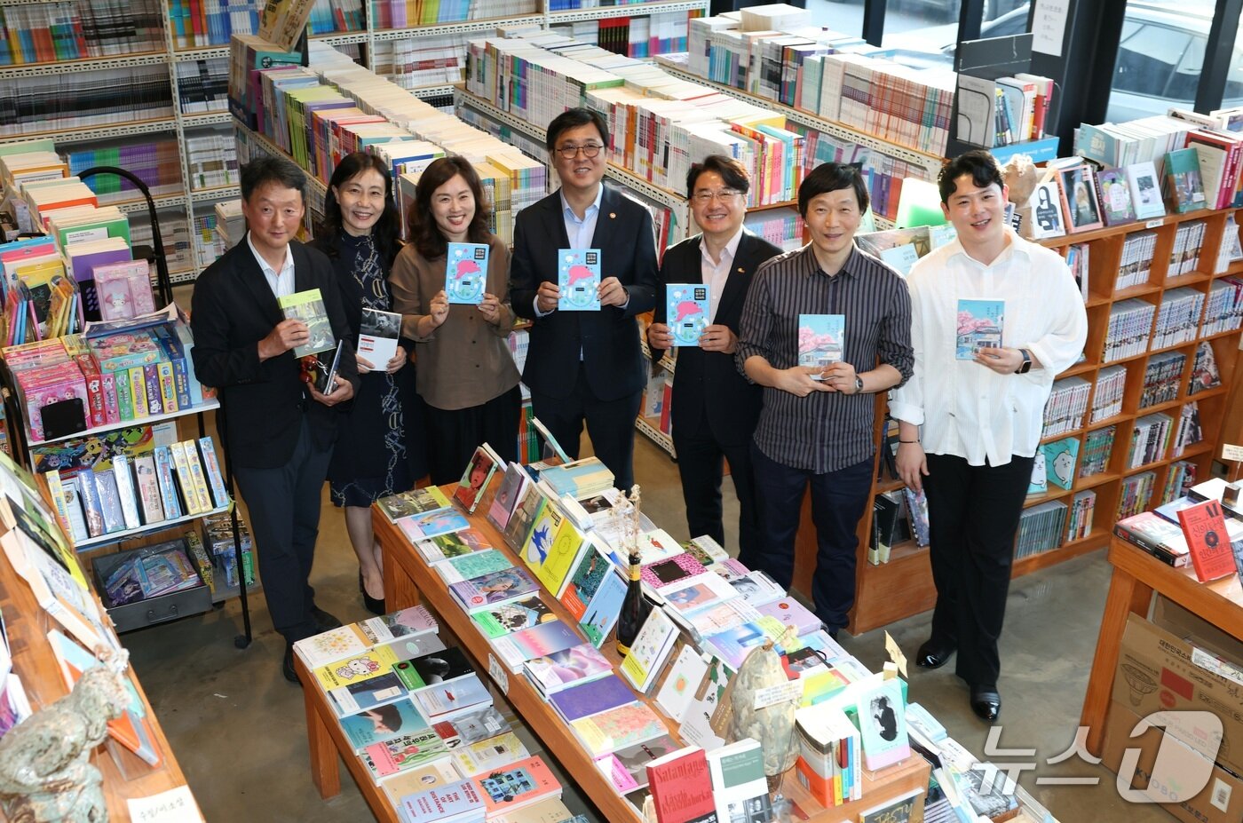 본문 이미지 - 문화체육관광부가 청학서점을 비롯해 밀양 지역서점 대표들과 책방 생태계 지원 방안을 논의했다. 최휘영 장관은 14일 청학서점 삼문점에서 학교 도서 구매, 도서정가제, 베스트셀러 물량 배분 등 현장 의견을 들었다.