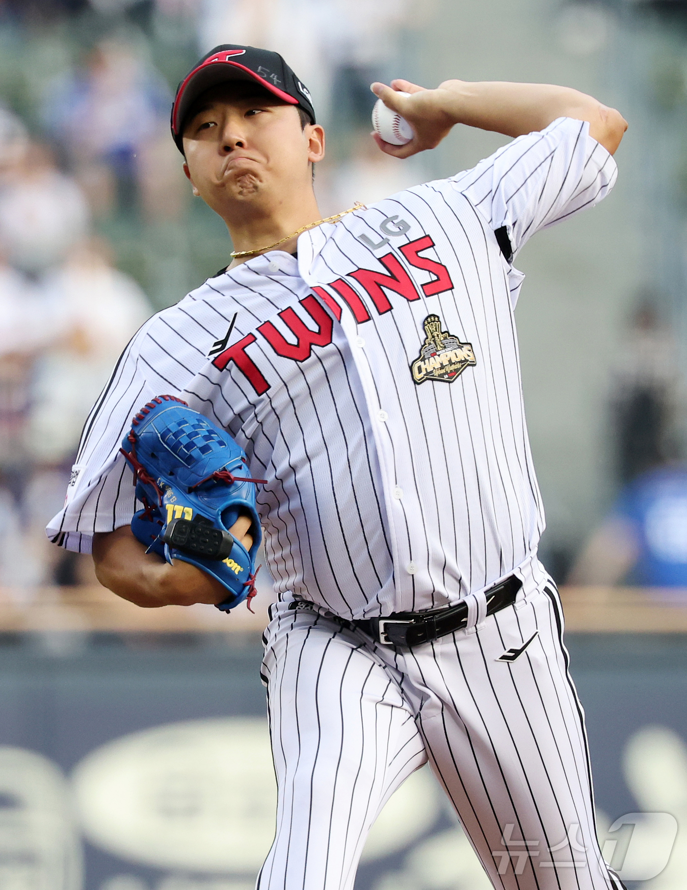 (서울=뉴스1) 김진환 기자 = 14일 오후 서울 송파구 잠실야구장에서 열린 프로야구 '2026 신한은행 SOL KBO리그' 삼성 라이온즈와 LG 트윈스의 경기, LG 선발 송승기 …