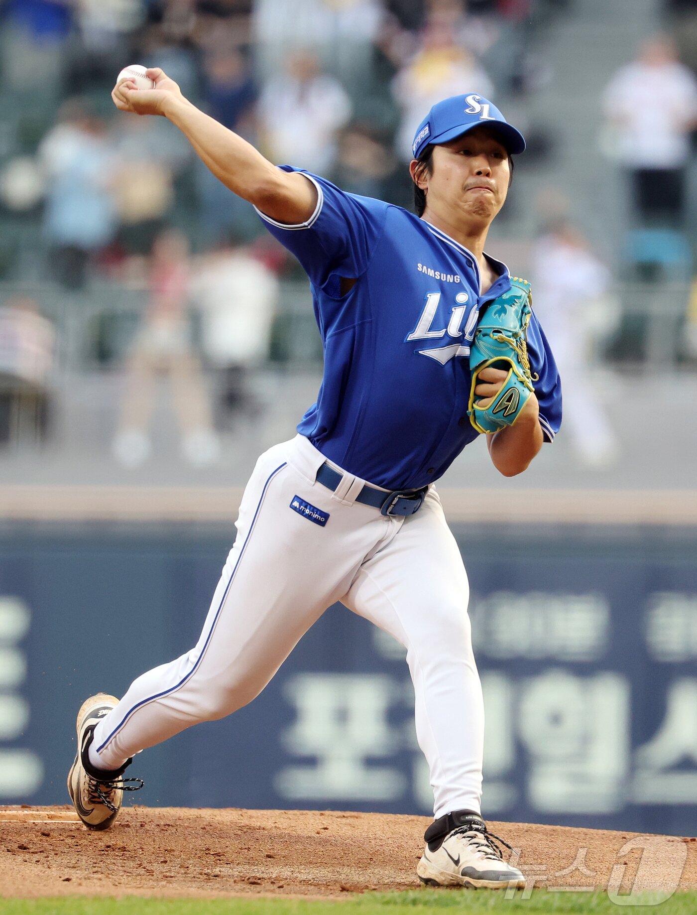 본문 이미지 - 14일 오후 서울 송파구 잠실야구장에서 열린 프로야구 '2026 신한은행 SOL KBO리그' 삼성 라이온즈와 LG 트윈스의 경기, 삼성 선발 양창섭이 1회말 등판해 힘차게 공을 던지고 있다. 2026.5.14 ⓒ 뉴스1 김진환 기자