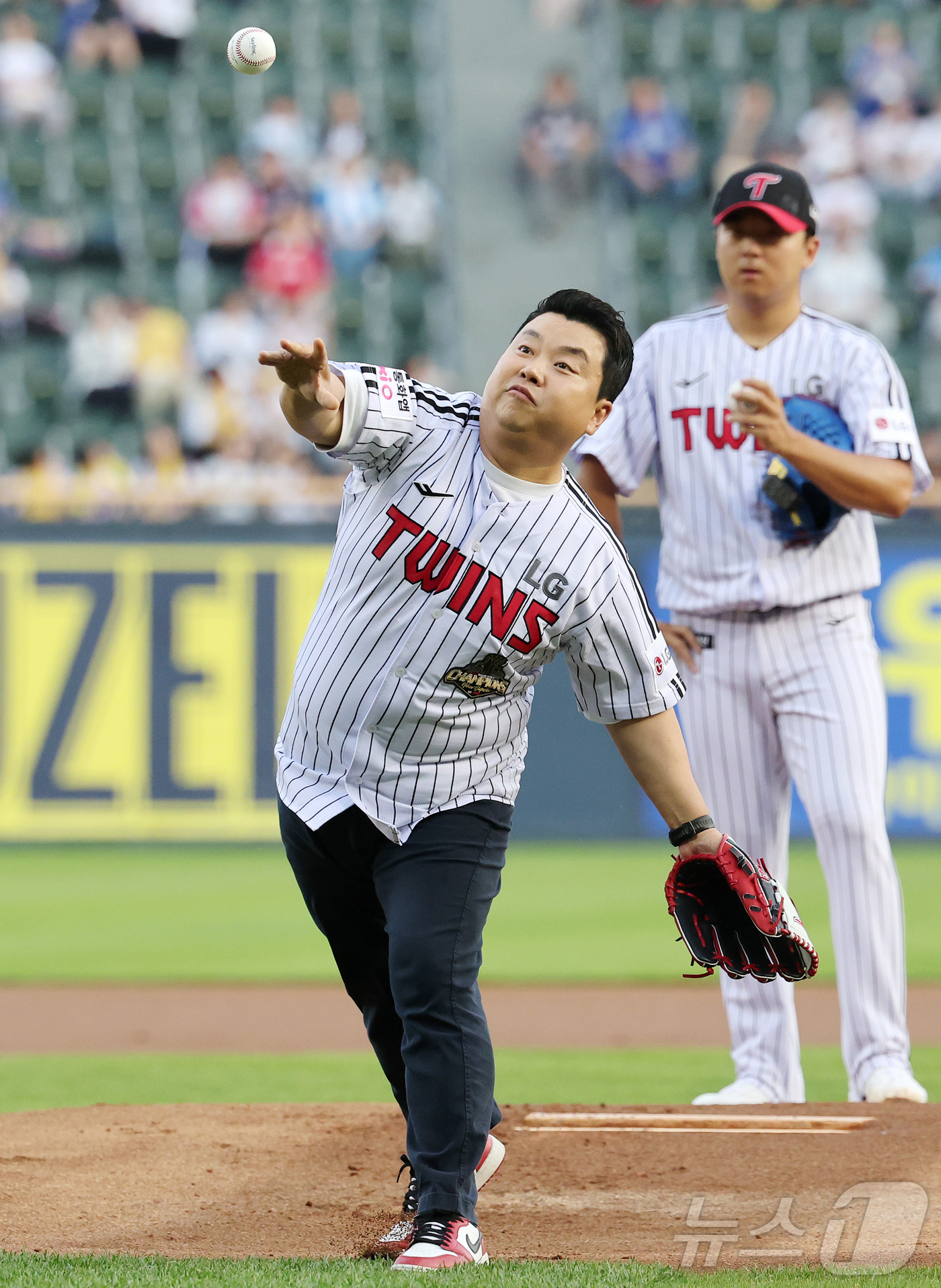 (서울=뉴스1) 김진환 기자 = 14일 오후 서울 송파구 잠실야구장에서 열린 프로야구 '2026 신한은행 SOL KBO리그' 삼성 라이온즈와 LG 트윈스의 경기, 정호영 셰프가 시 …