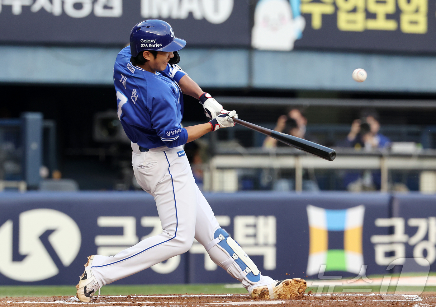 (서울=뉴스1) 김진환 기자 = 14일 오후 서울 송파구 잠실야구장에서 열린 프로야구 '2026 신한은행 SOL KBO리그' 삼성 라이온즈와 LG 트윈스의 경기, 삼성 이재현이 2 …